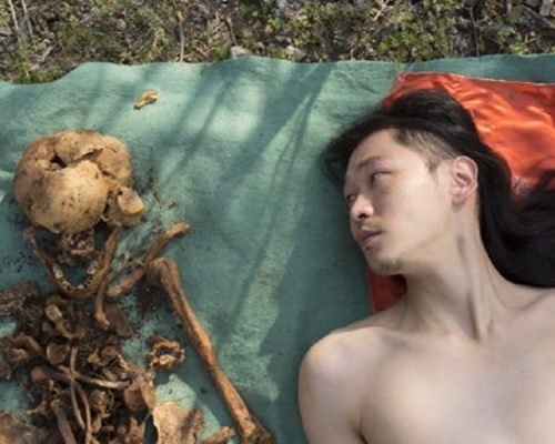 司原逐冀一系列與父骨的合照惹來極大爭議。微博