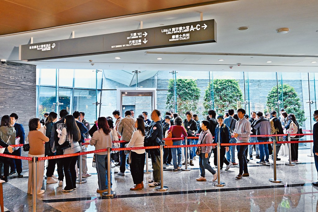 SIERRA SEA 2B期昨日次輪推售，共涉350伙，現場出現排隊人龍，情況較首輪銷售更為熱鬧。