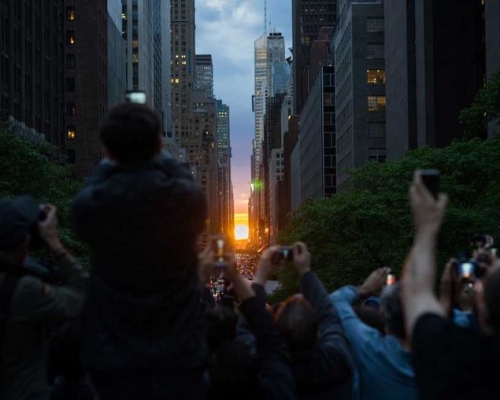 不少人在30日傍晚慕名前來觀看「懸日奇景」。