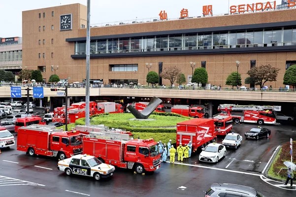 仙台駅外有多辆消防车戒备。网上图片
