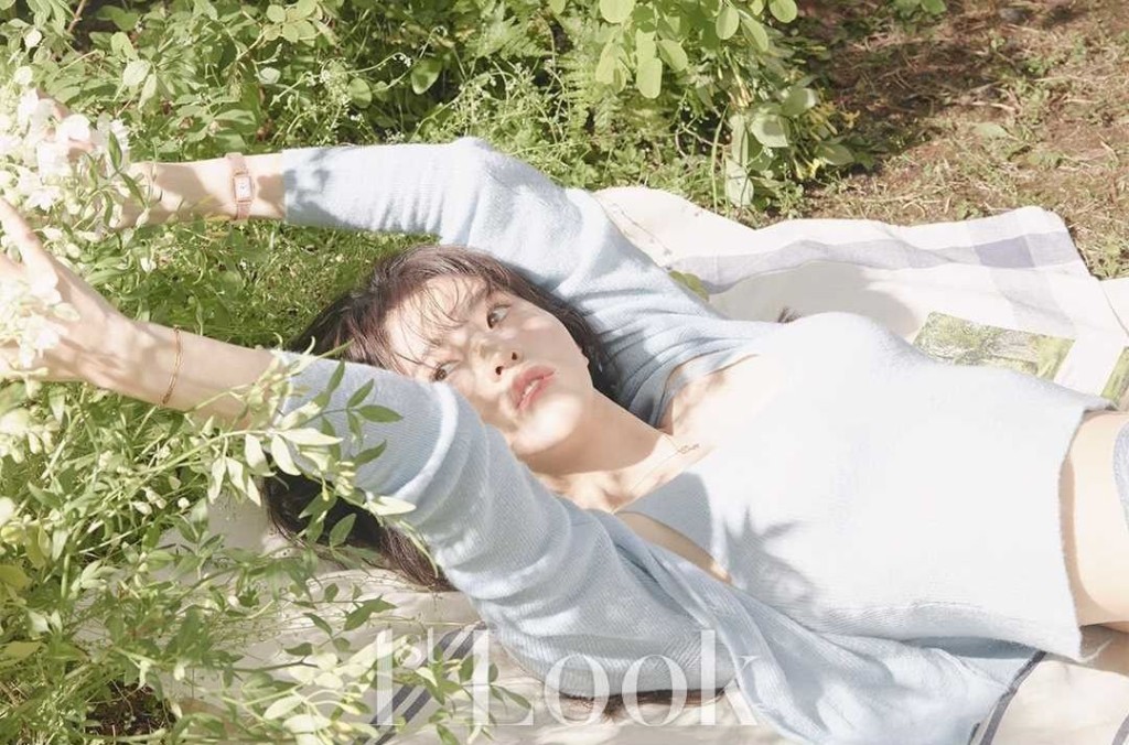 男友視角睇住韓韶禧玩啲花花草草。(1st Look圖片)