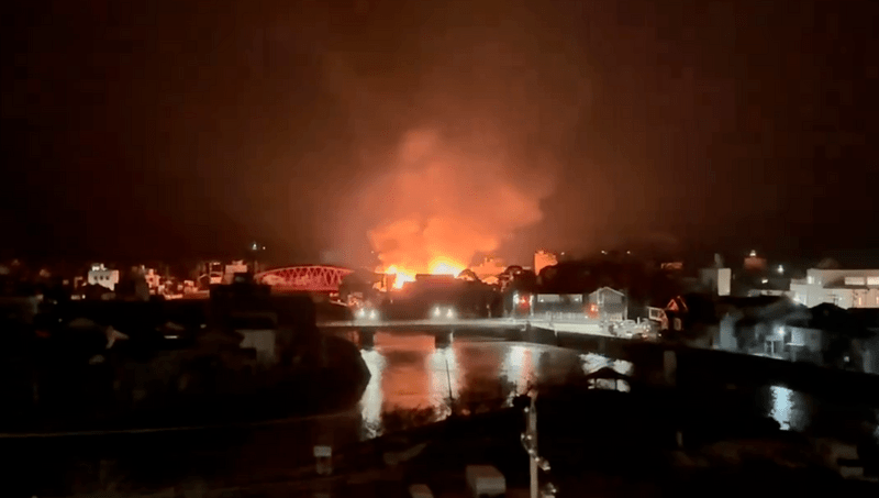輪島朝市大火，照亮夜空。網上圖片