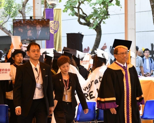 畢業禮突提早結束，校長段崇智隨即離開。