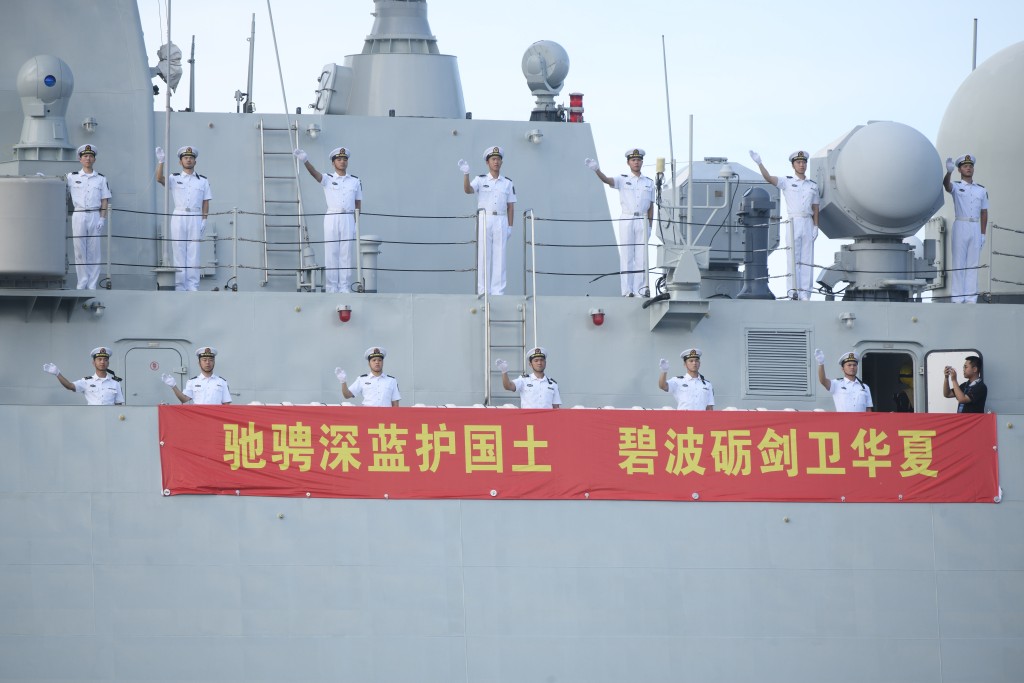 艦上官兵向岸上揮手。 艦上官兵向岸上揮手。
