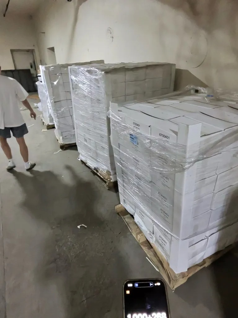 甚至剛從貨船卸下的貨物便直接送到家門口，讓鄰居們皆感不可思議