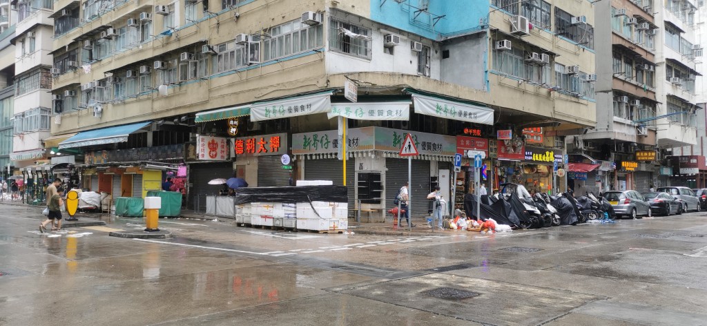 受颱風影響，逾半商店停業，深水埗巿面較為冷清，。（莫家文攝）