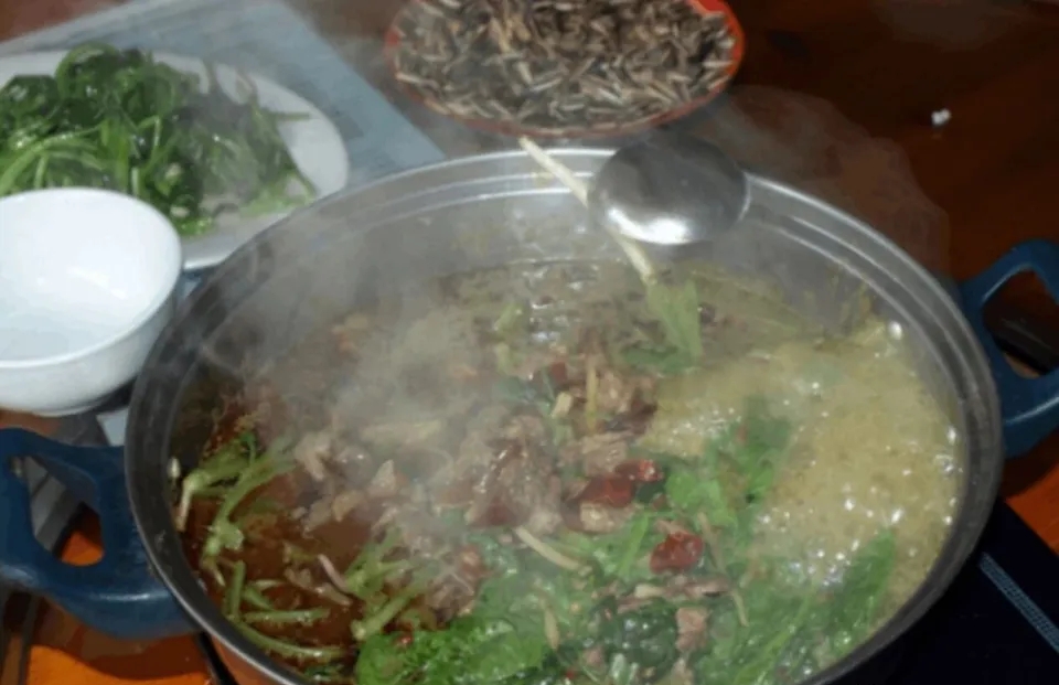 牛癟火鍋，是黔東南地區苗寨侗寨裡，招待貴客的名菜。