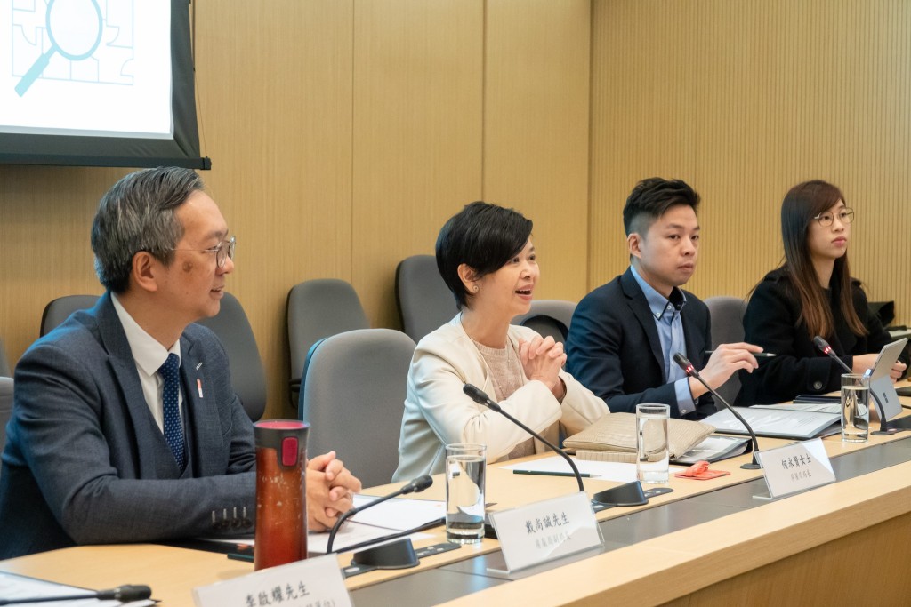 房屋局今日舉行持分者諮詢會，聽取香港建造業分包商聯會的建議。