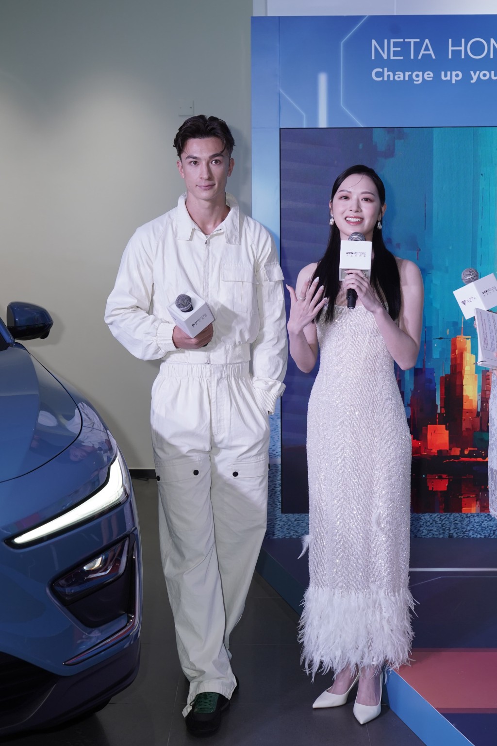 冯盈盈和足球运动员安永佳出席汽车品牌旗舰店开幕活动