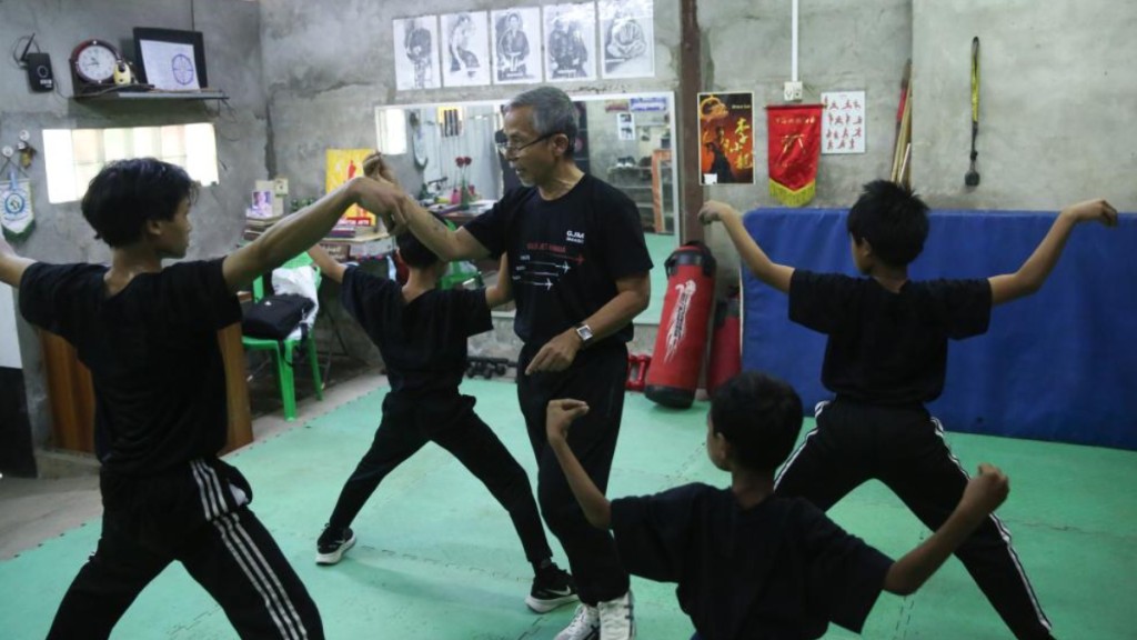 66岁的教头吴钦貌奈指导儿童练武。新华社