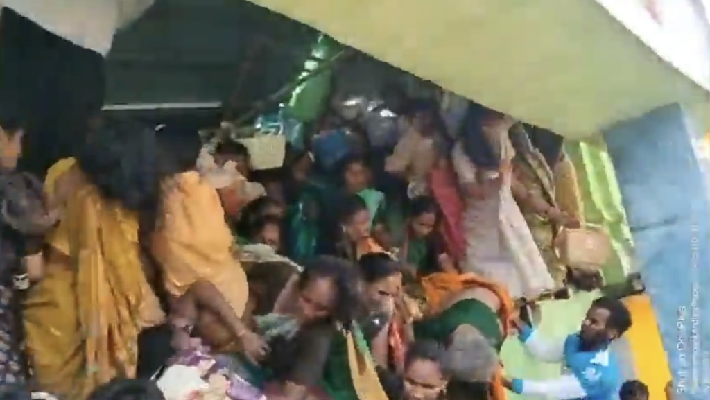 現場混亂，受困民眾拼命呼救。 @nabilajamal_