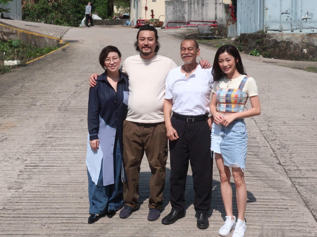 陳觀泰（右二）對上一次在港公開露面已是2021年4月出席電影《神經大俠》開鏡禮。