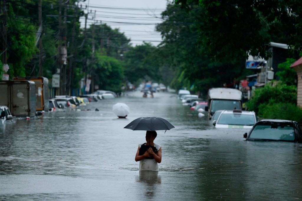 泰国首都曼谷连续约48小时暴雨，部分地区严重水浸，当局周六宣布全市50个区进入灾害状态。路透社