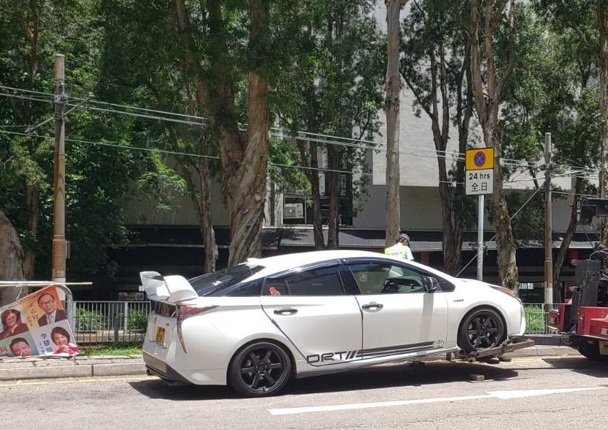 警在屯門拖走2車。圖:警方提供