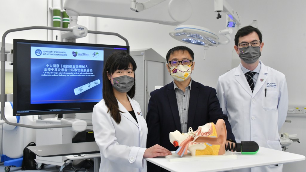 中大工程學院與醫學院示範操作「磁控螺旋微機械人」。(左起)張慧子醫生、張立教授、陳英權醫生。陳極彰攝