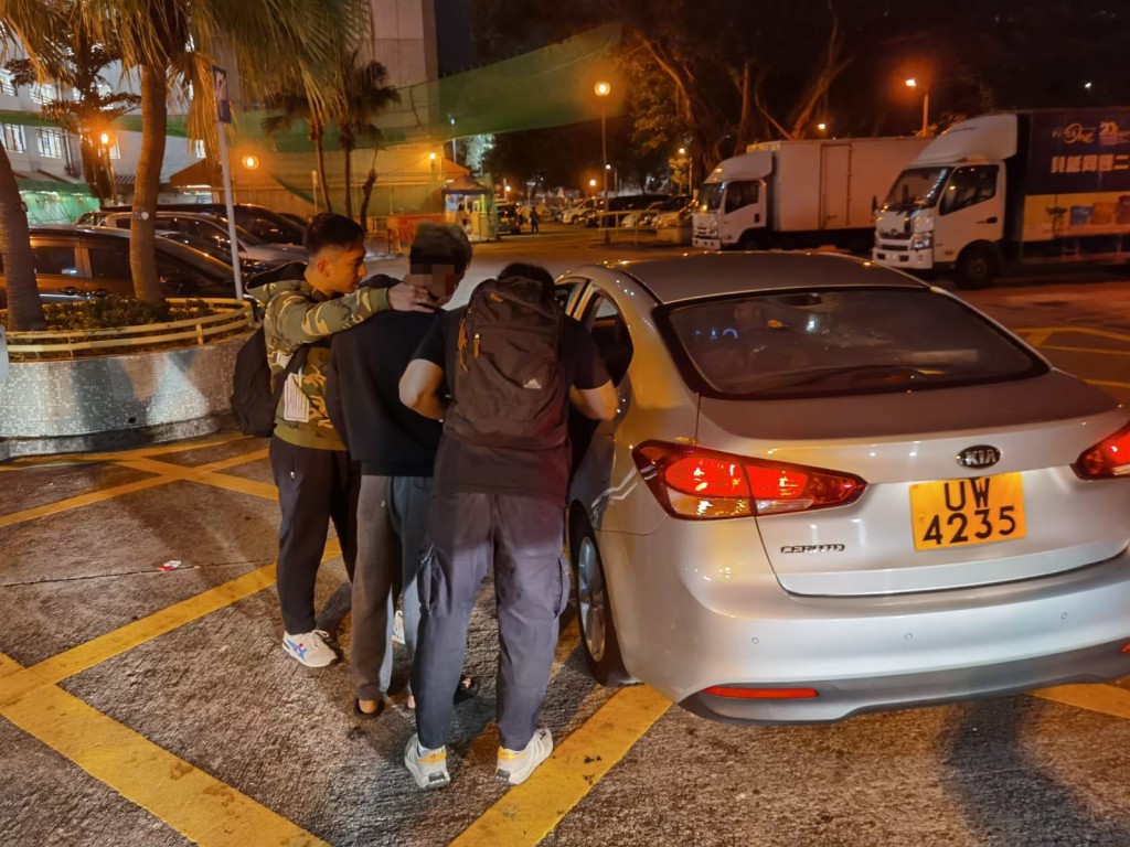 警方以涉嫌「爆竊」罪拘捕一名27歲男子。葵青警區FB