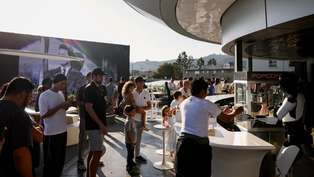 洛杉磯特斯拉餐廳（Tesla Diner） 2樓露天酒吧與梳化區。 法新社