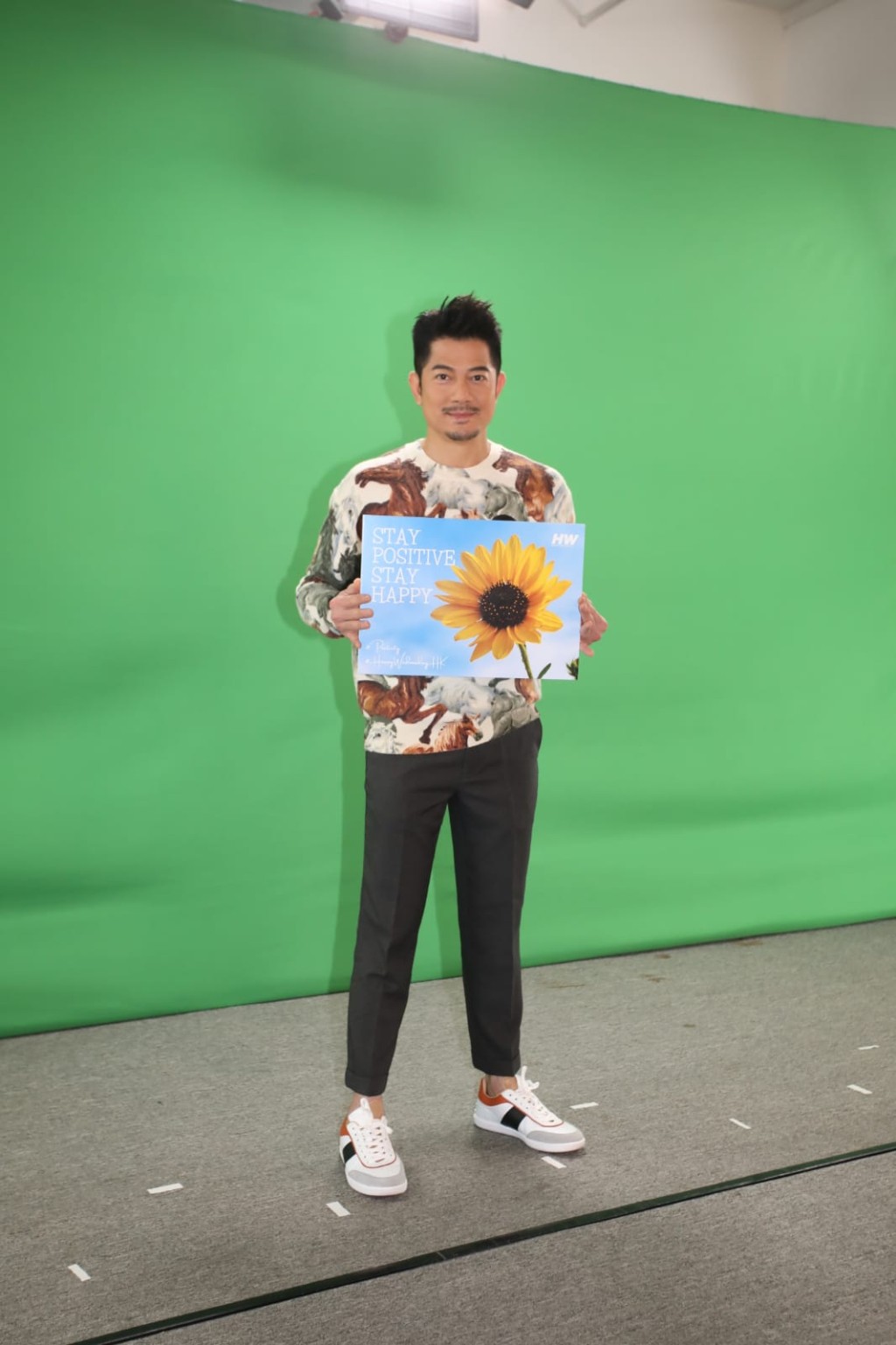 城城還笑謂可考慮一家上台跳舞。