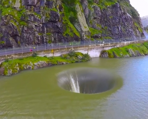 加州貝里埃薩湖（Lake Berryessa），出現一個巨型漩渦，引發網民關注。 網圖