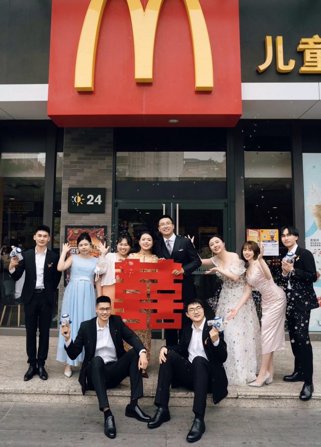 新人和兄弟姊妹在門外大合照。（微博）