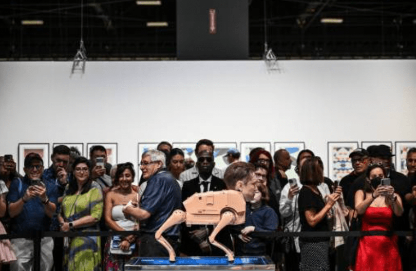 在一個藝術展上，有展商將機械狗的頭造成馬斯克的樣子，引來大批參觀者圍觀。法新社