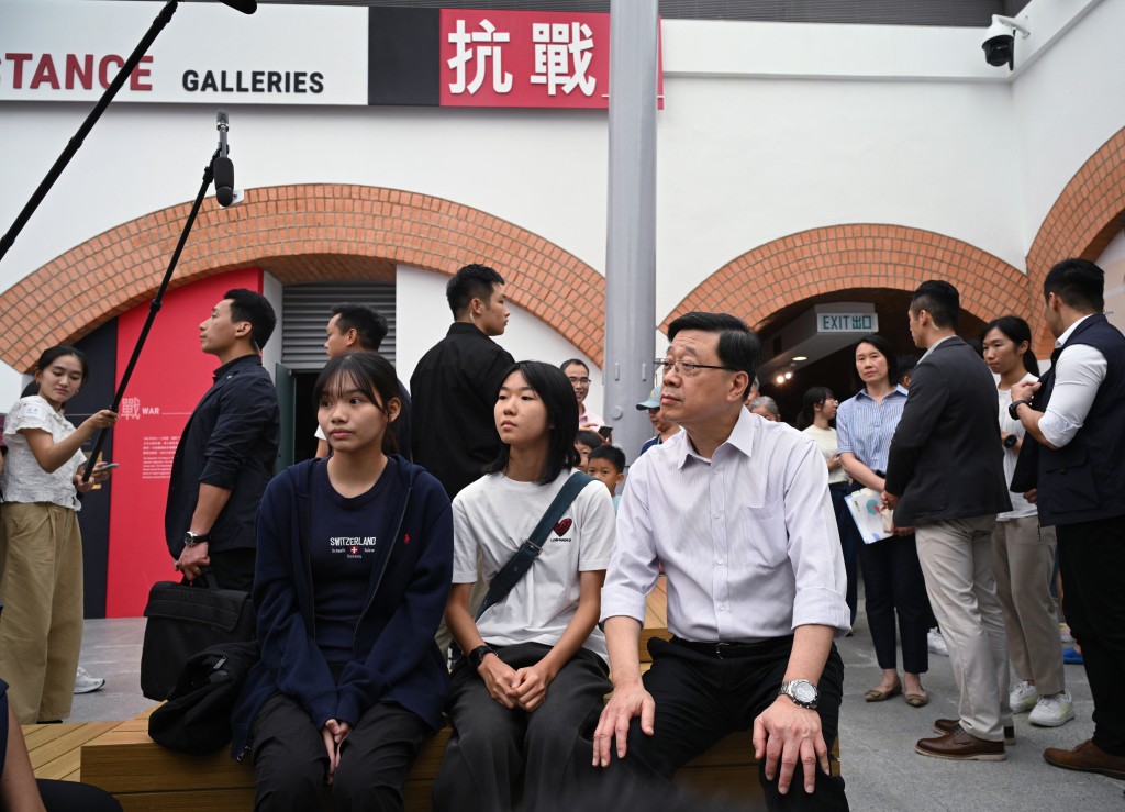 李家超向青年人解釋抗戰歷史。蘇正謙攝 李家超向青年人解釋抗戰歷史。蘇正謙攝