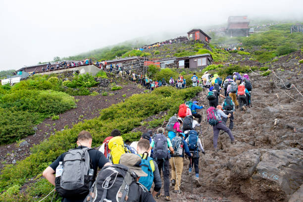 每年都有大量民众登富士山。iStock