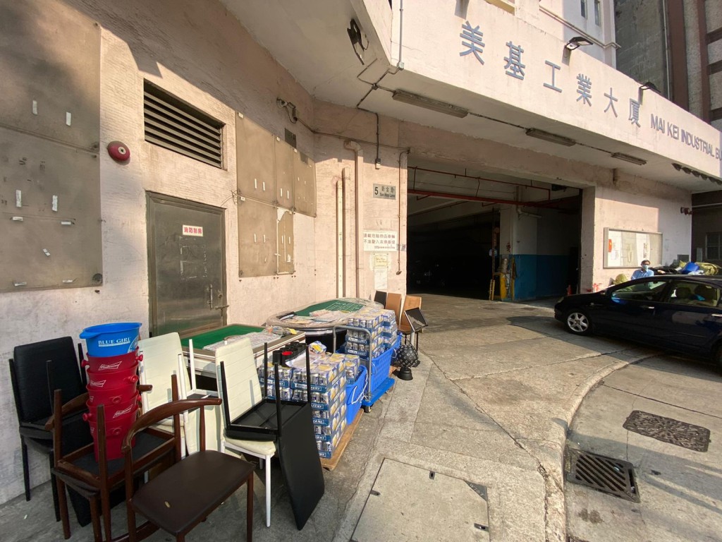 警方突擊搜查屯門新合里一工業大廈單位。