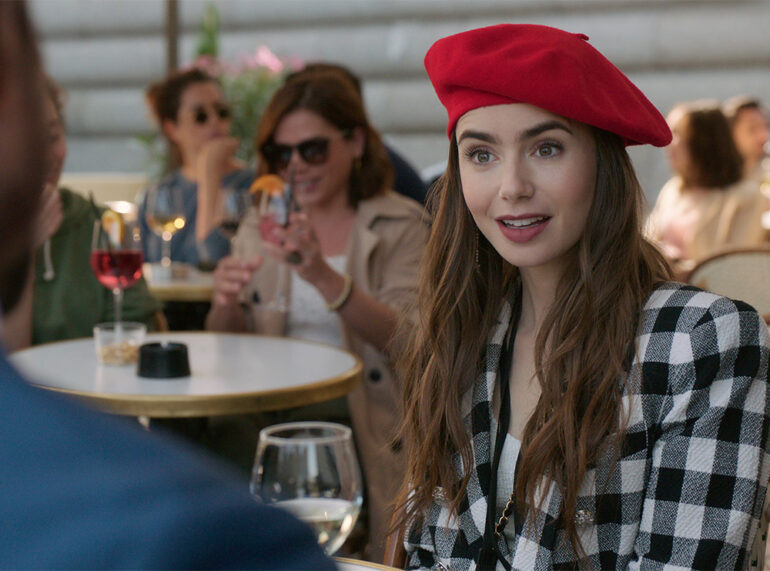 大熱劇集《Emily in Paris》中,主角Emily好愛打扮,如呢套格仔外套配畫家帽的時尚造型。