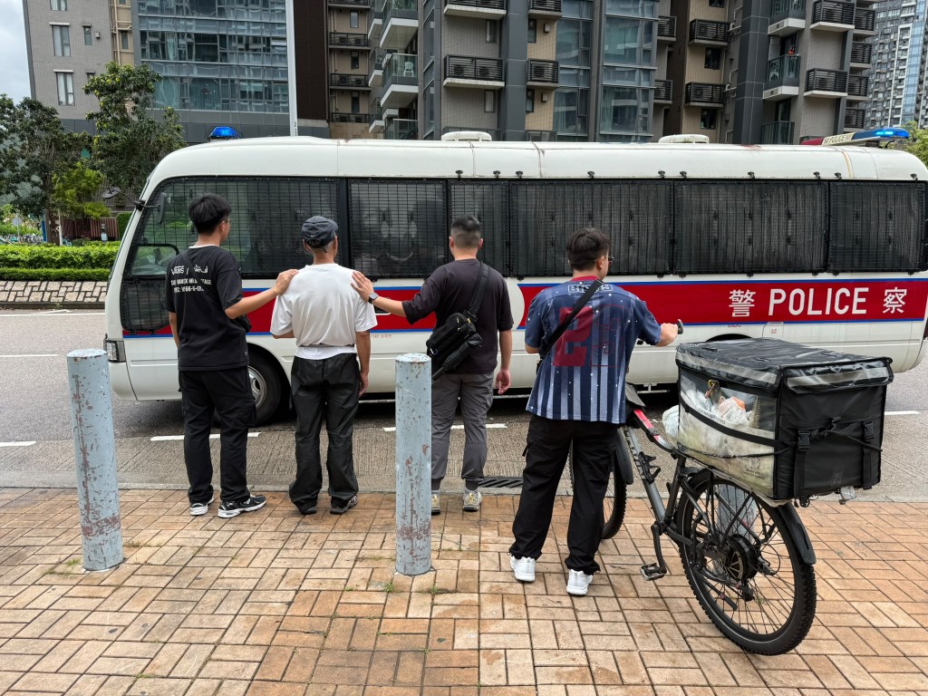 行動中,人員於區內拘捕4名本地男子(40至59歲)。 行動中,人員於區內拘捕4名本地男子(40至59歲)。