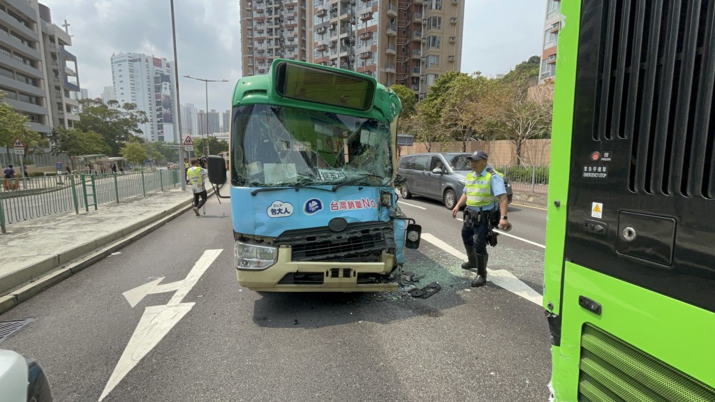 车头挡风玻璃爆裂。