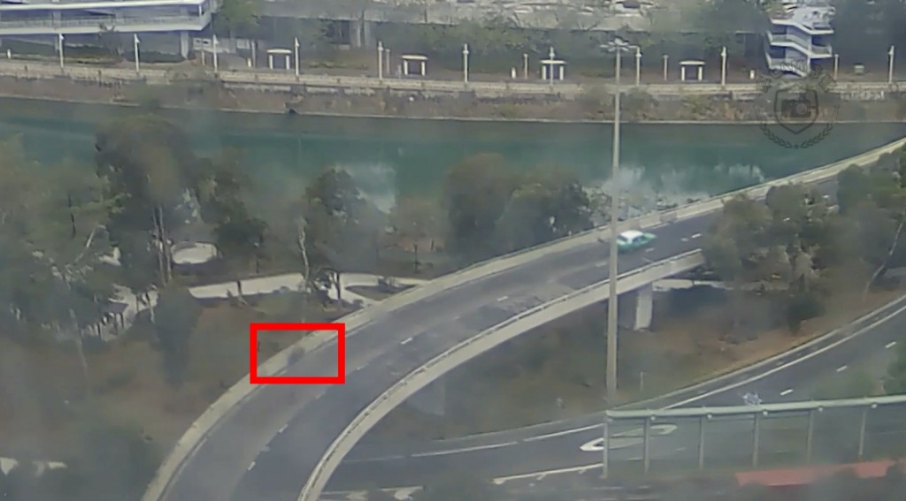 電單車餘勢未止,繼續向前滑行。 電單車餘勢未止,繼續向前滑行。