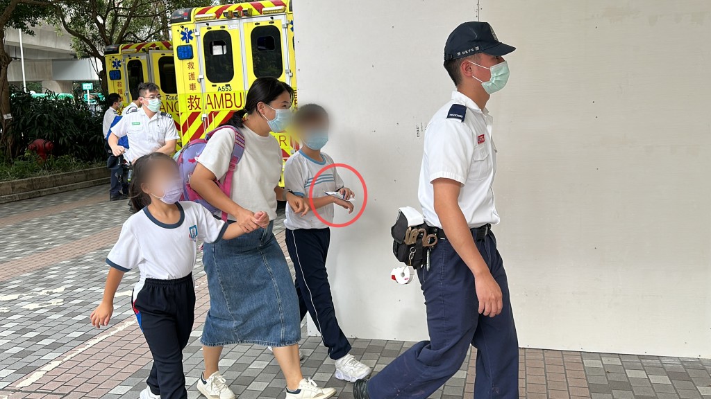 男童右手被電梯門夾傷,由母親陪同送院治理。梁國峰攝