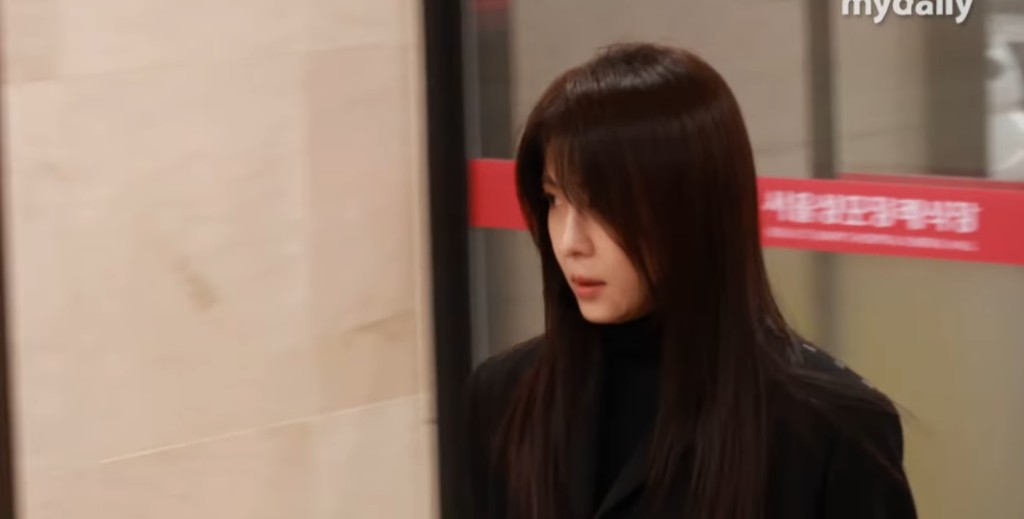 河智苑神色哀傷地現身殯儀館。