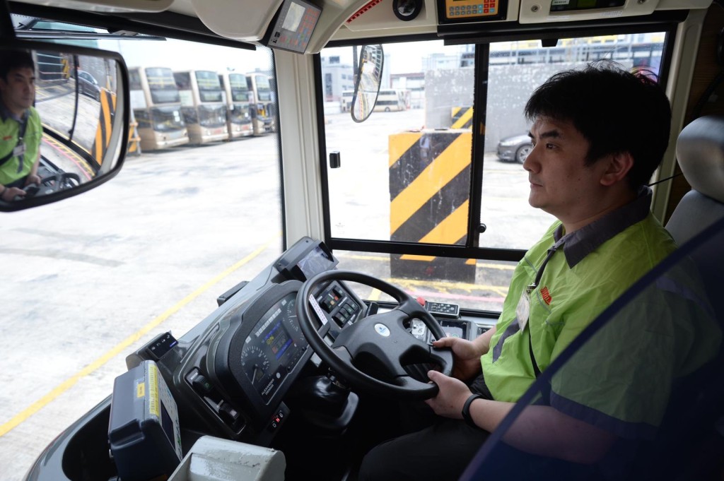 日後採用有關系統,當車長打指揮燈時,九巴及龍運巴士的車尾LED路線顯示屏幕上便會出現「請讓巴士」標語字眼。