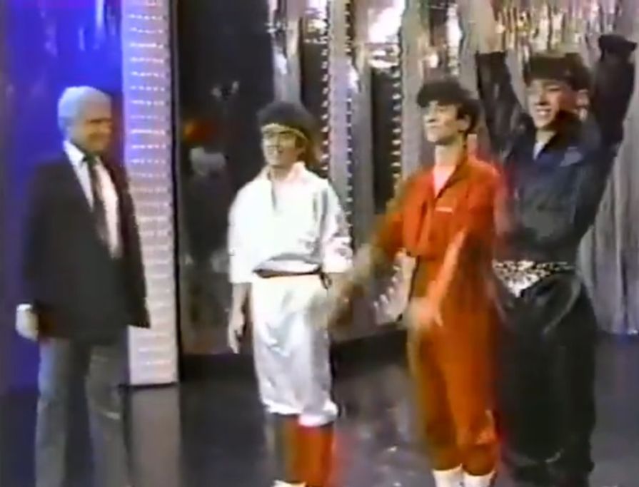 東山所屬的少年隊亦曾於1984年，在美國電視節目上表演。