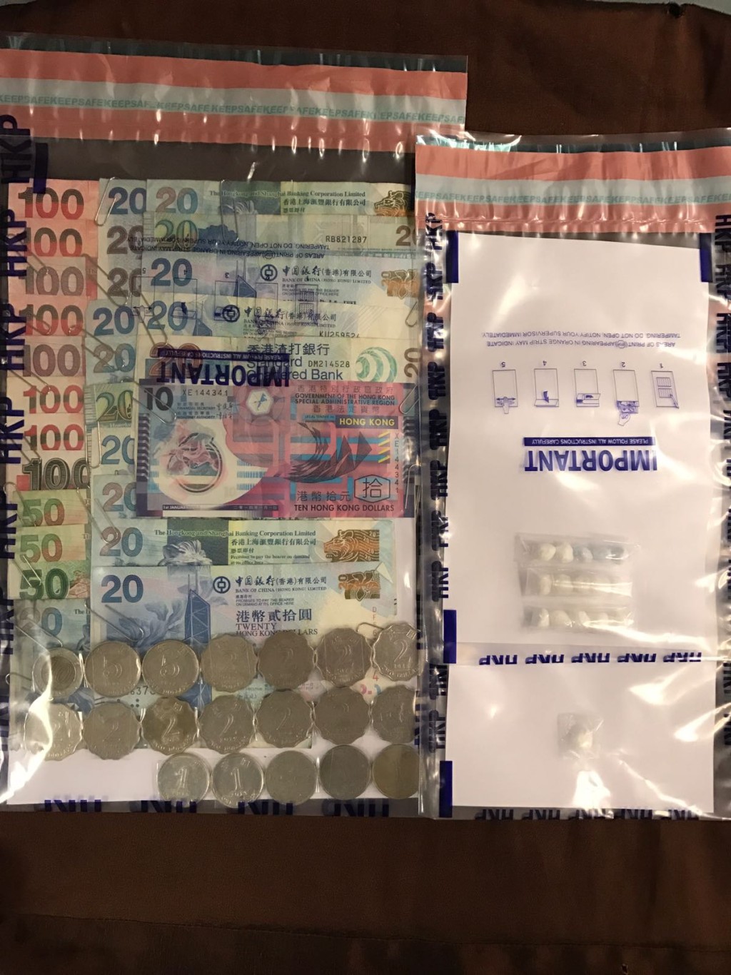 行動中檢獲的懷疑毒品及現金。