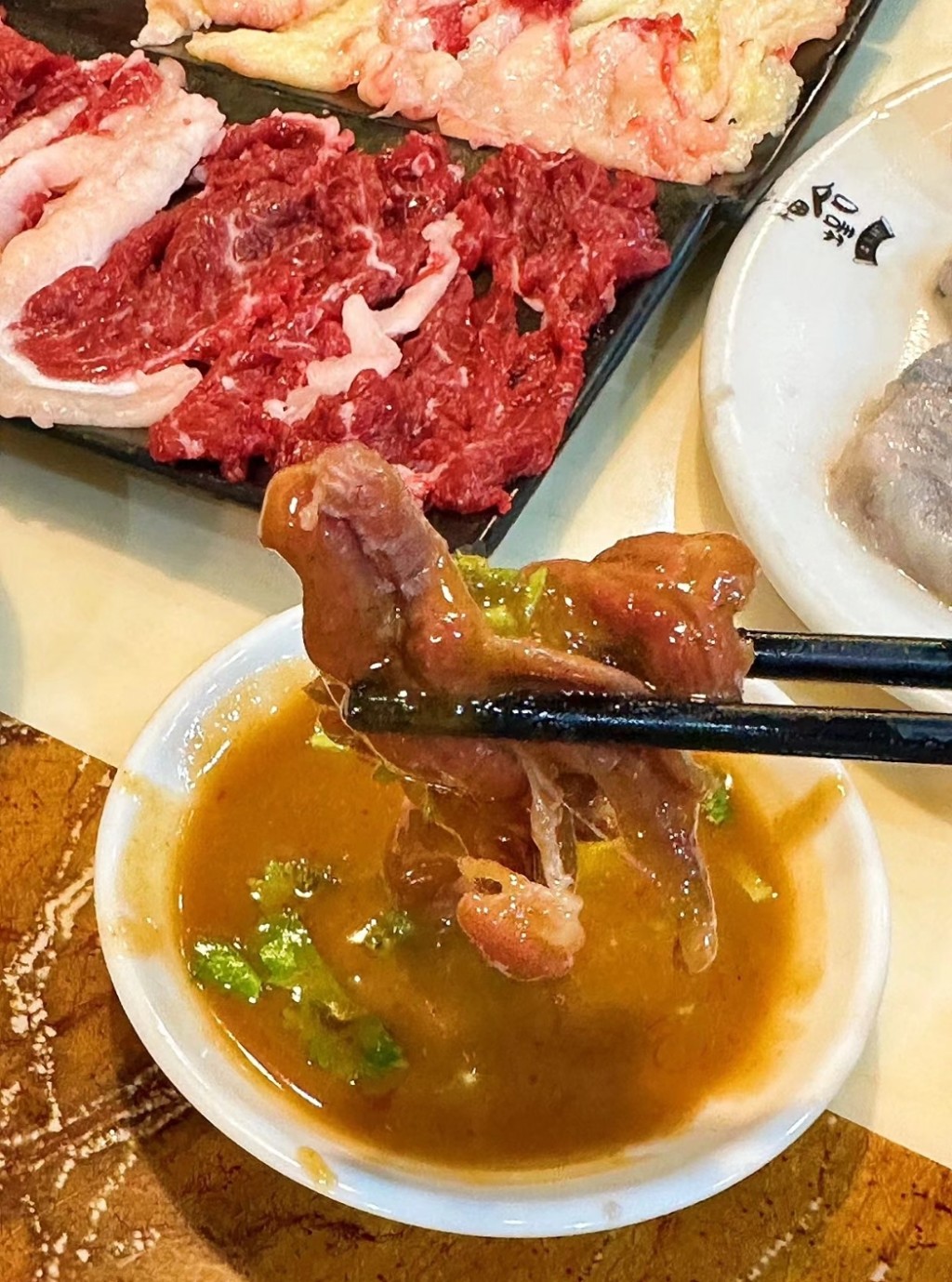 汕頭美食之旅2024｜2. 福合埕牛肉丸 牛肉鮮嫩多汁，調味料自助，必吃沙茶醬。（圖片來源：小紅書＠Yun0）