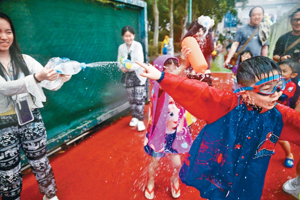 九龙城泼水节将于下月登场。