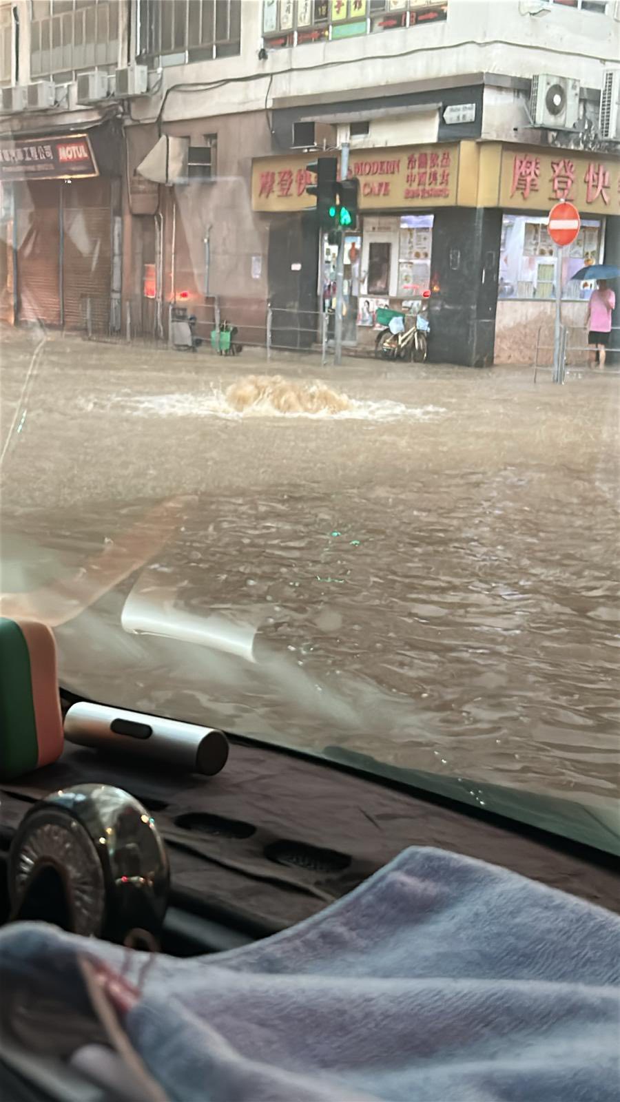 西環水街路面現小噴泉。（Bosco Chu圖片）