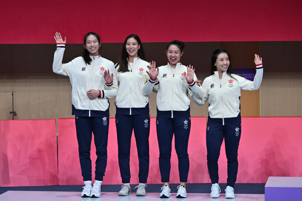 去年杭州亞運，香港女子重劍隊奪得團體賽銀牌。資料圖片