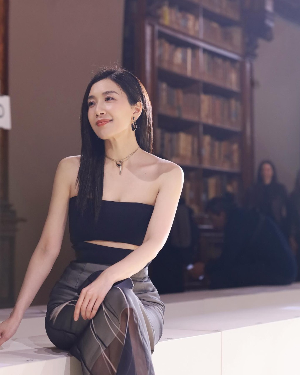 黄智雯日前于IG分享出席米兰时装展的靓相。