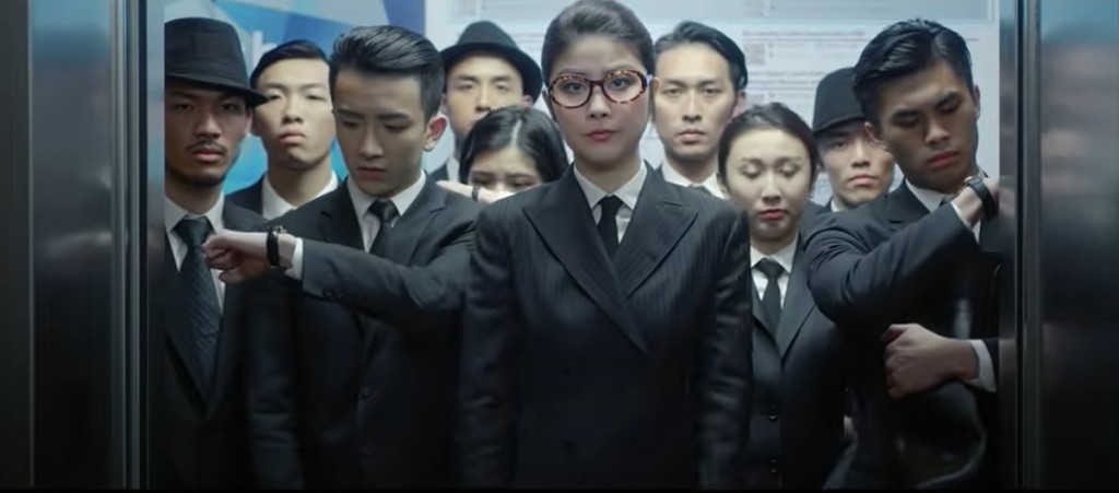 扮成打工仔看手錶趕時間返工。
