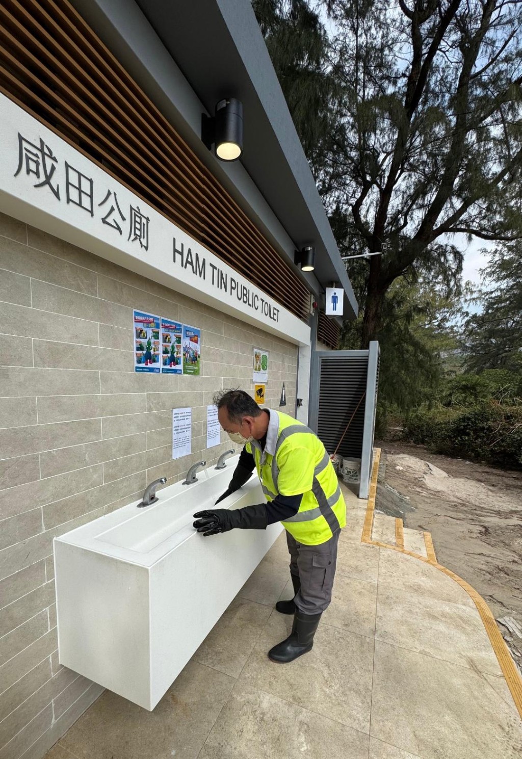 農曆新年假期間，會增派人手到西貢鹹田灣清潔及管理洗手間。資料圖片
