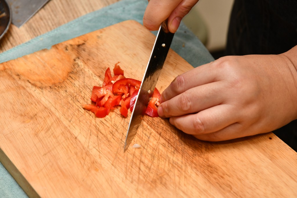 Step 3: 葱、蒜頭、紅辣椒洗淨及切碎。Clean and chop the spring onion, garlic and red chili pepper.