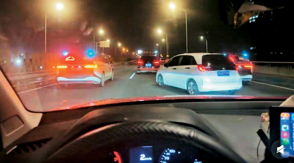 多輛「蘿蔔快跑」車輛突然在馬路中央停滯。