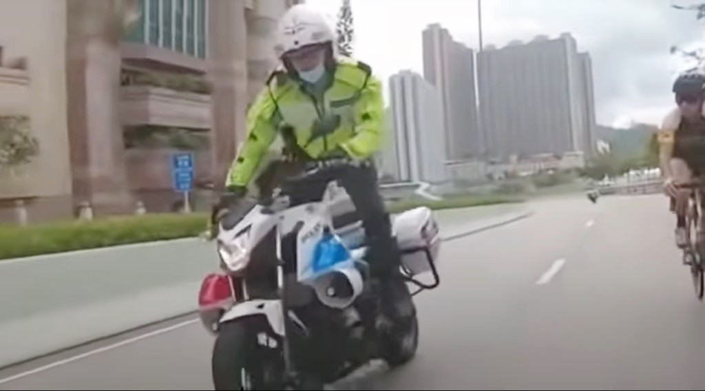 警員疑模仿踏乘單車的市民將電單車左右搖擺行駛。網上圖片
