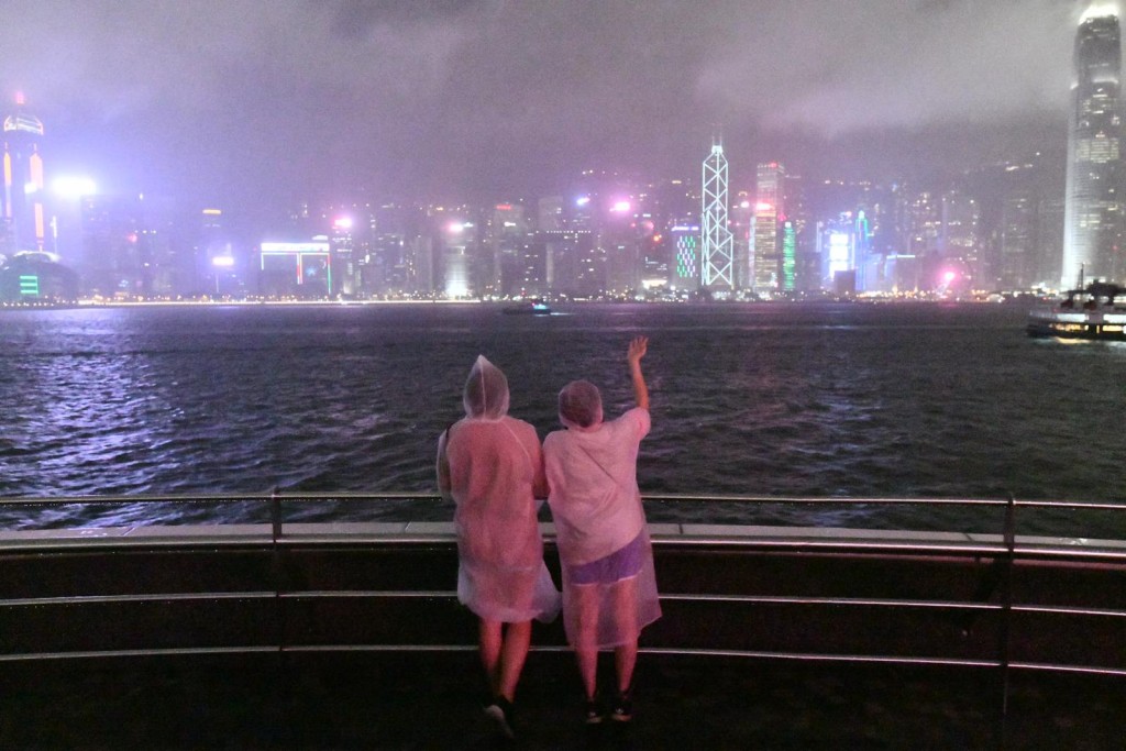 有市民於尖沙嘴海傍追風。