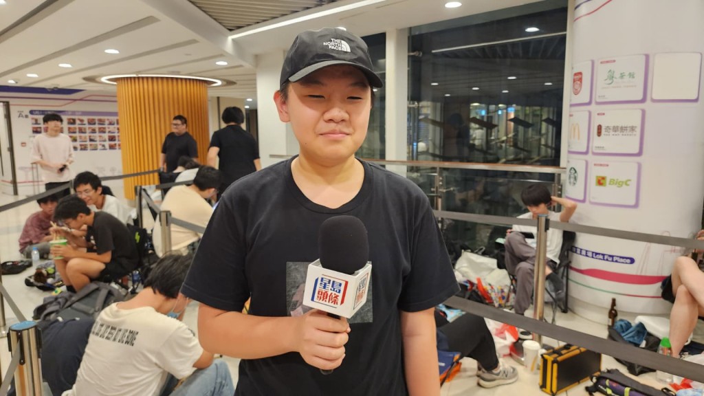 中二生Marcus昨日傍晚6時已到達排隊。黎志偉攝 中二生Marcus昨日傍晚6時已到達排隊。黎志偉攝