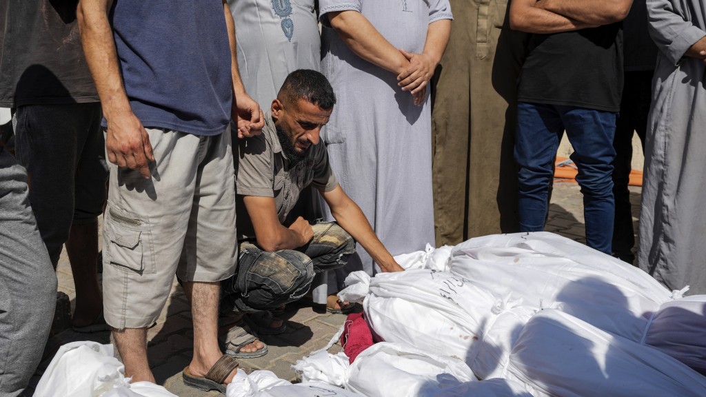 2024年6月18日星期二，巴勒斯坦人在代尔巴拉赫的一间医院哀悼在以色列轰炸中丧生的亲人。 美联社